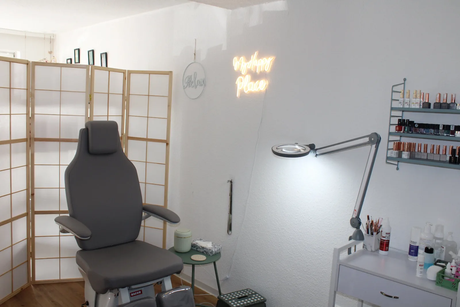 Behandlungsraum mit Fußpflegestuhl im Studio von Sanft Fuß